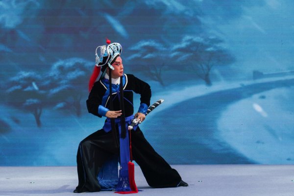 杨方配资 文化中国行｜戏剧“梅花”绽放陆家嘴，700张公益票送给“最可爱的人”