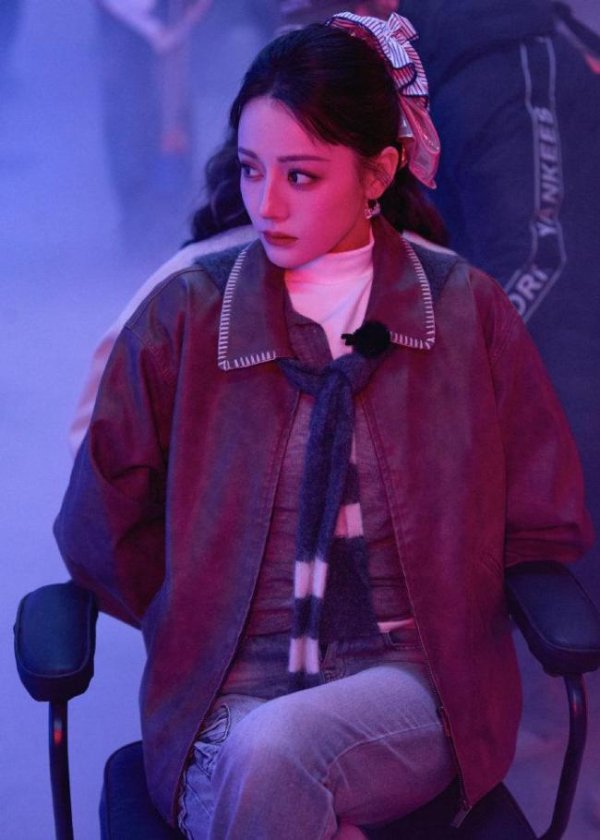 国尚策略 迪丽热巴被吓到跳起来 可爱反应引粉丝心疼